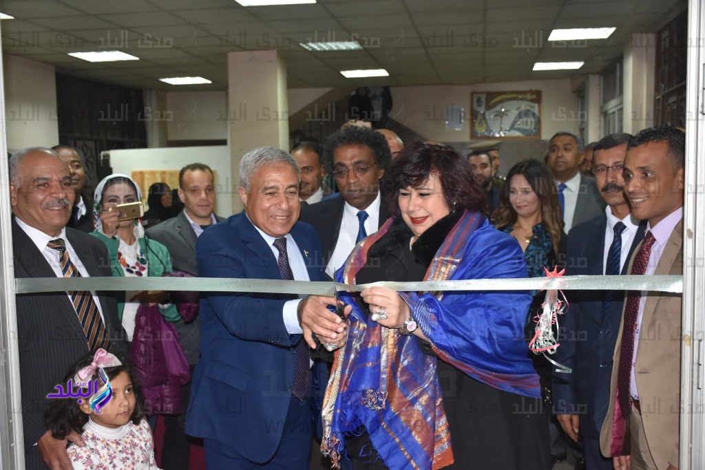 وزير الثقافة ومحافظ أسوان يفتتحان معرض الكتاب