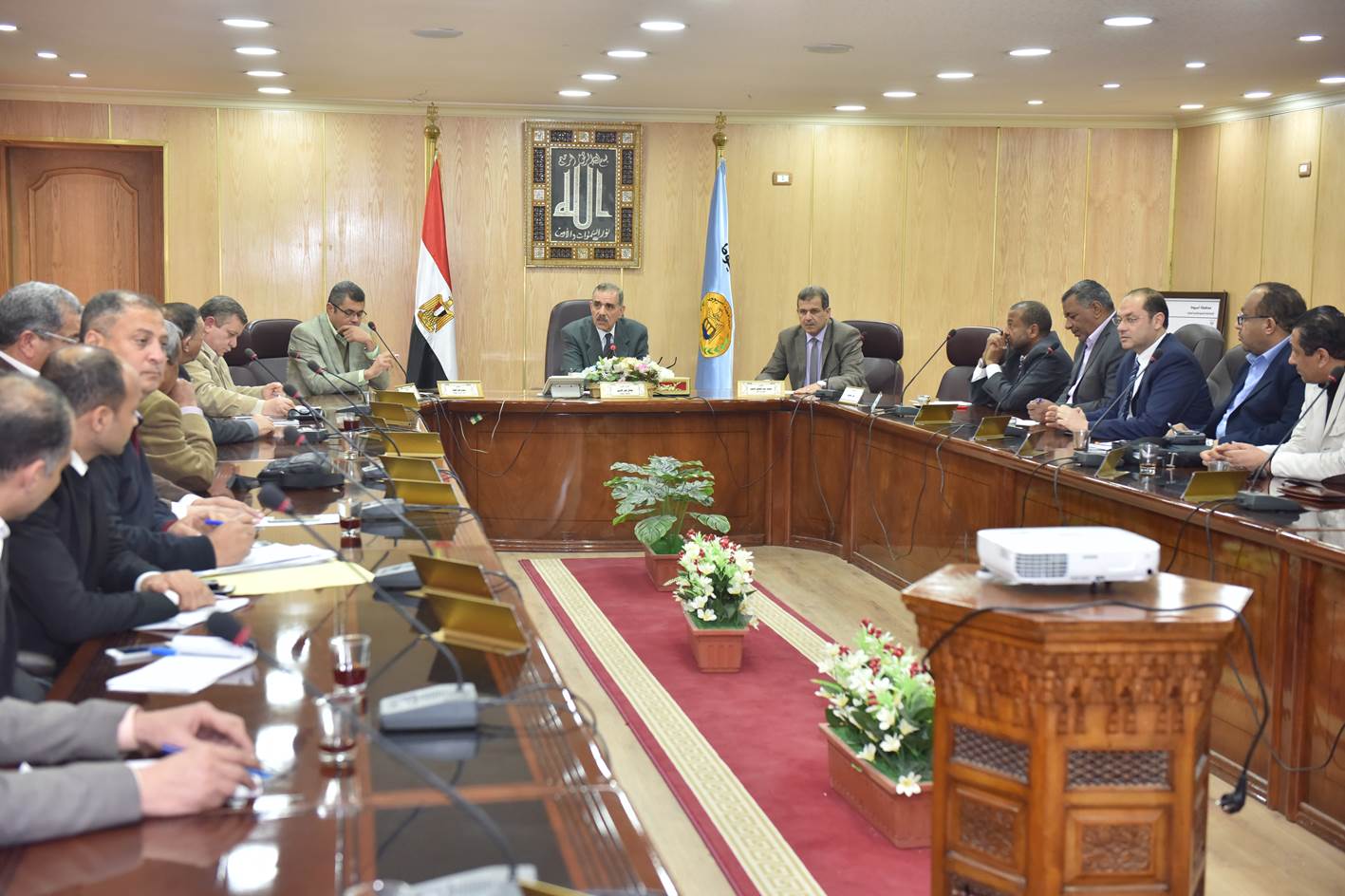 محافظ أسيوط يترأس اجتماع المناطق الصناعية محافظ أسيوط يترأس اجتماع المناطق الصناعية