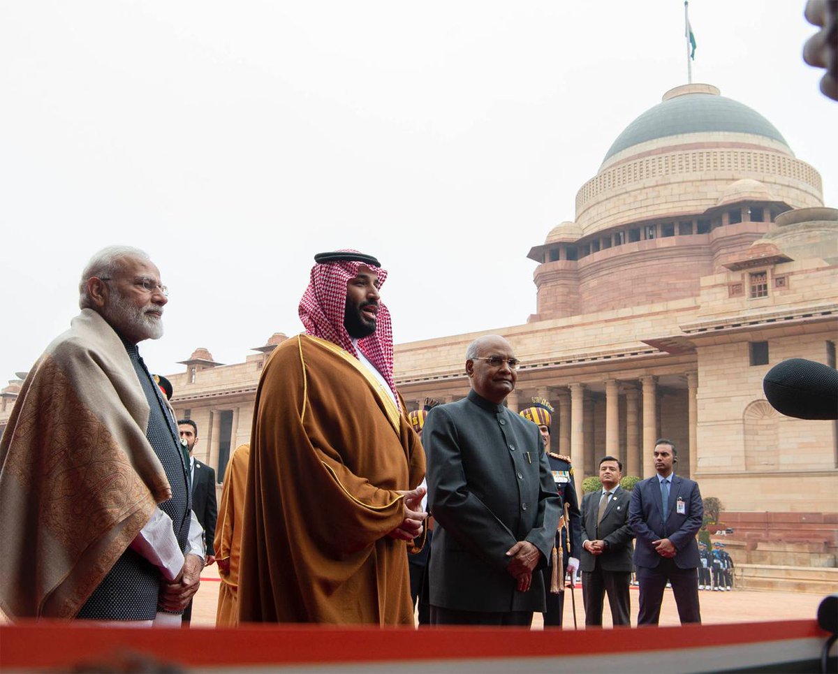 الأمير بن سلمان خلال مراسم الاستقبال الأمير بن سلمان خلال مراسم الاستقبال