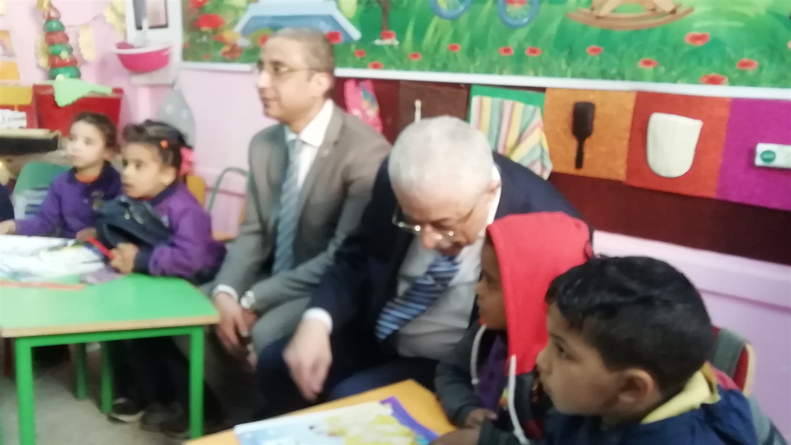 وزير التربية والتعليم يجلس وسط أطفال الحضانة بمدرسة بسوهاج