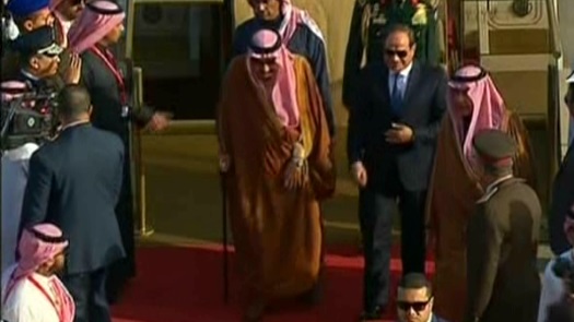 لحظة استقبال الرئيس السيسي للعاهل السعودي