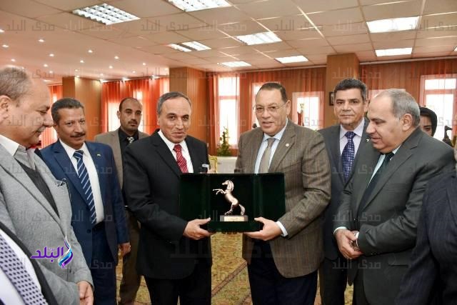 محافظ الشرقية ونقيب الصحفيين يتبادلان الدروع التذكارية..صور