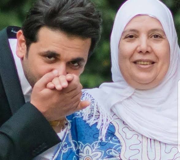 مصطفي خاطر ووالدته مصطفي خاطر ووالدته