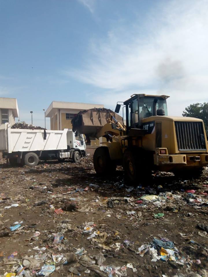 رفع 450 طن قمامة من النقطة الوسيطة والتجمعات بمدينة الحسينية