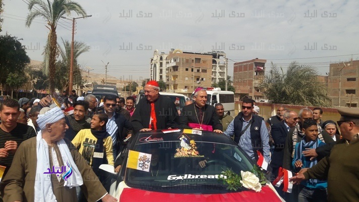 بهتافات " تحيا مصر " مئات الاقباط يستقبلون وفد الفاتيكان 