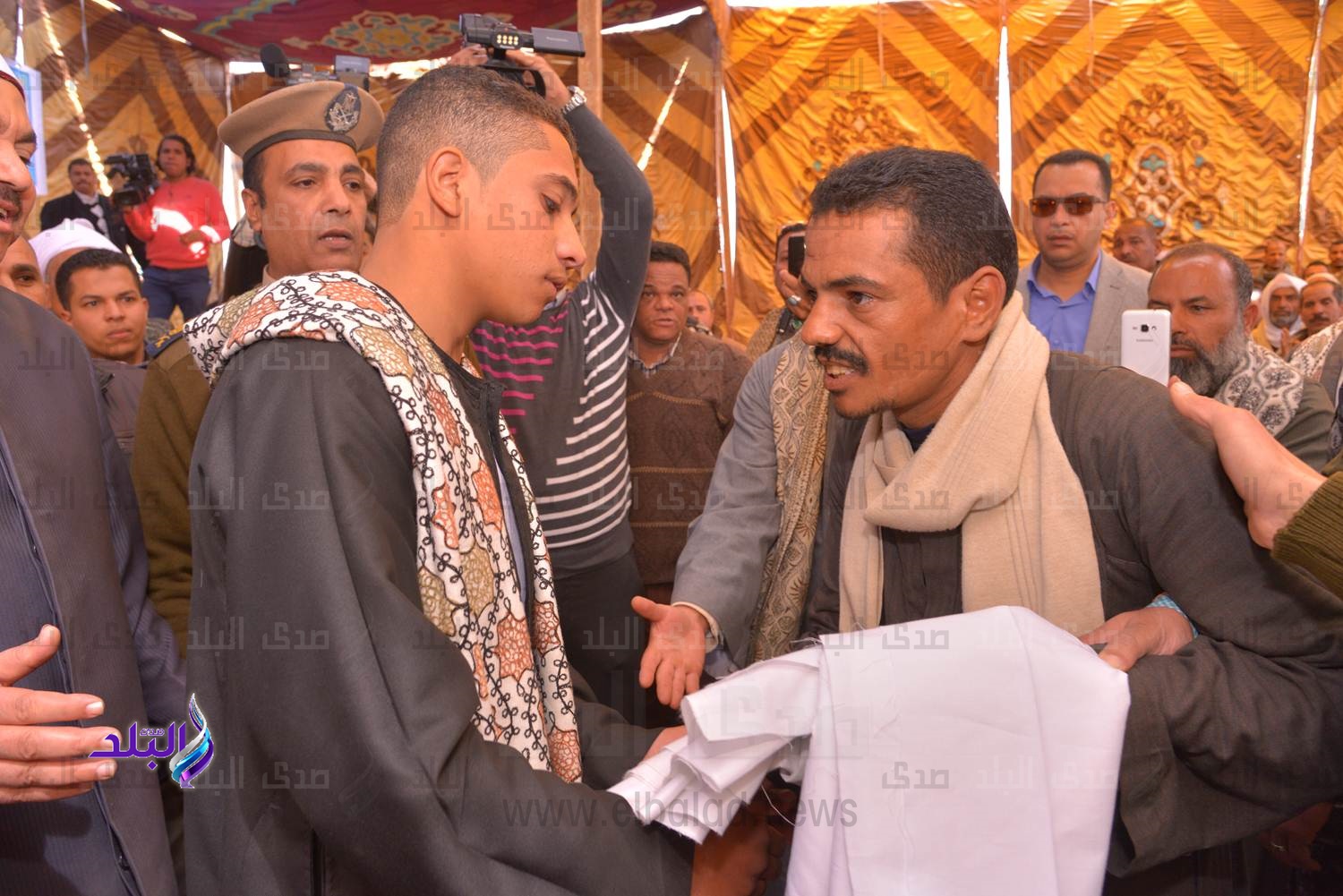 إنهاء خصومة ثأرية بين عائلتين إنهاء خصومة ثأرية بين عائلتين