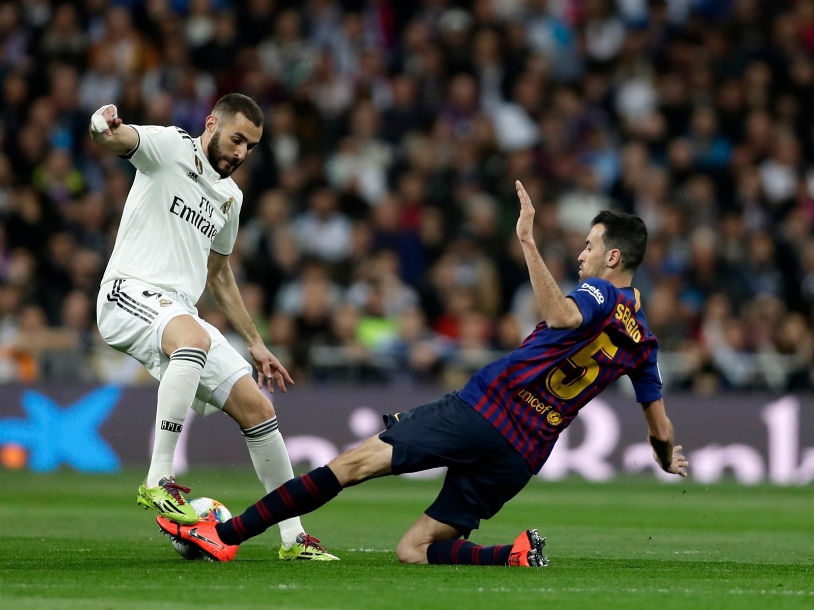 كريم بنزيما خلال مباراة ريال مدريد وبرشلونة