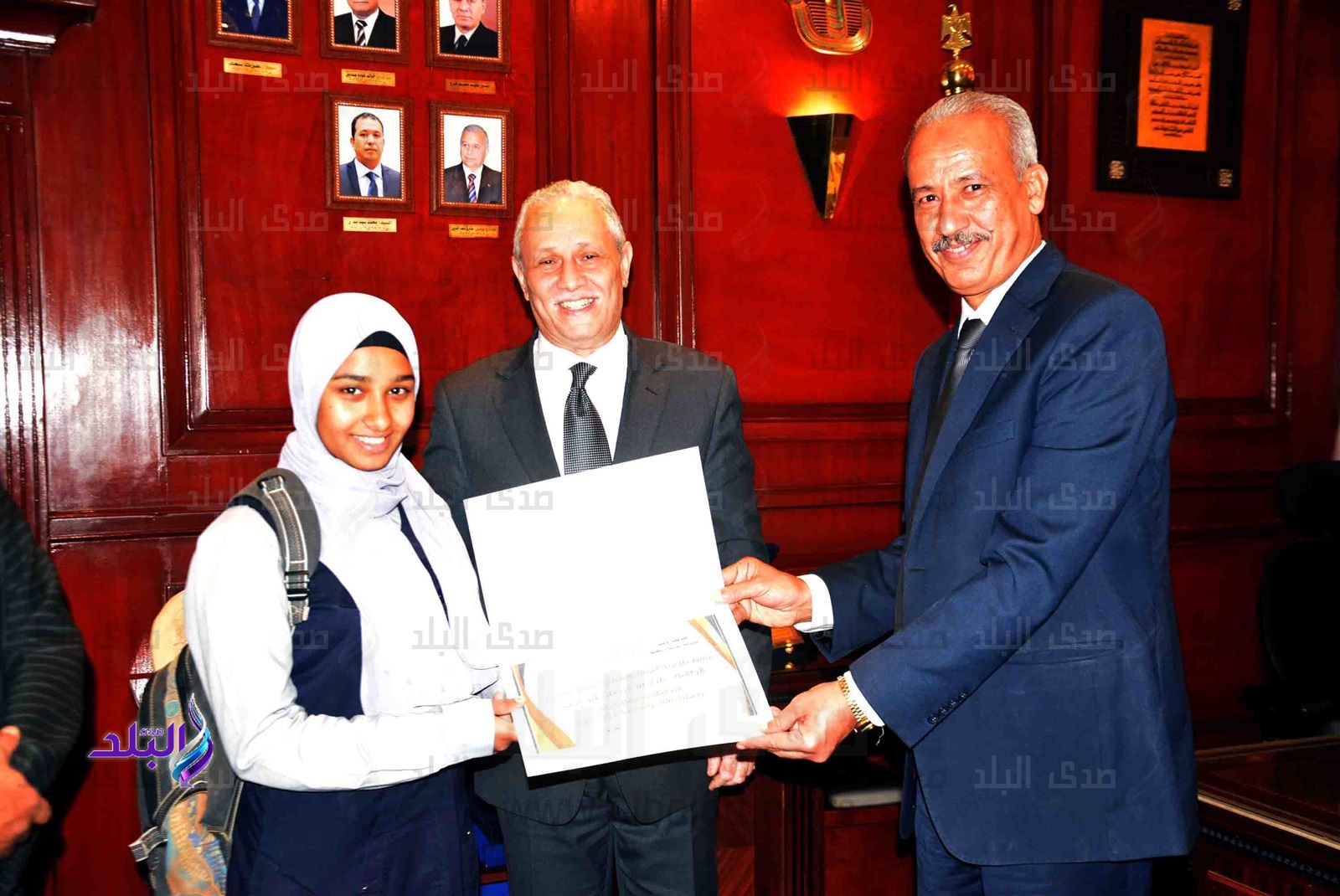 محافظ الأقصر يكرم طالبة