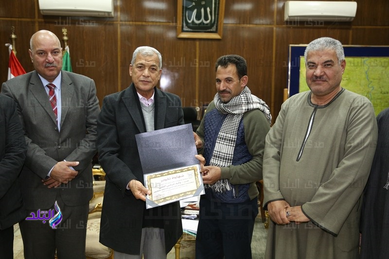 محافظ المنوفية يكرم بطل إنقاذ مصابى حادث قطار محطة 