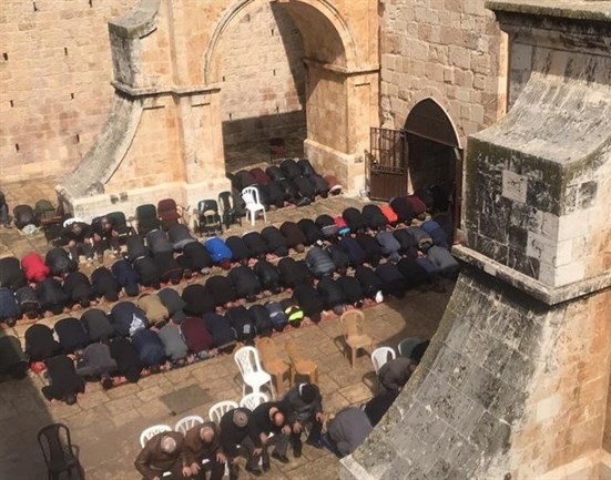 الفلسطينيون يصلون على أبواب الأقصى بعد طردهم