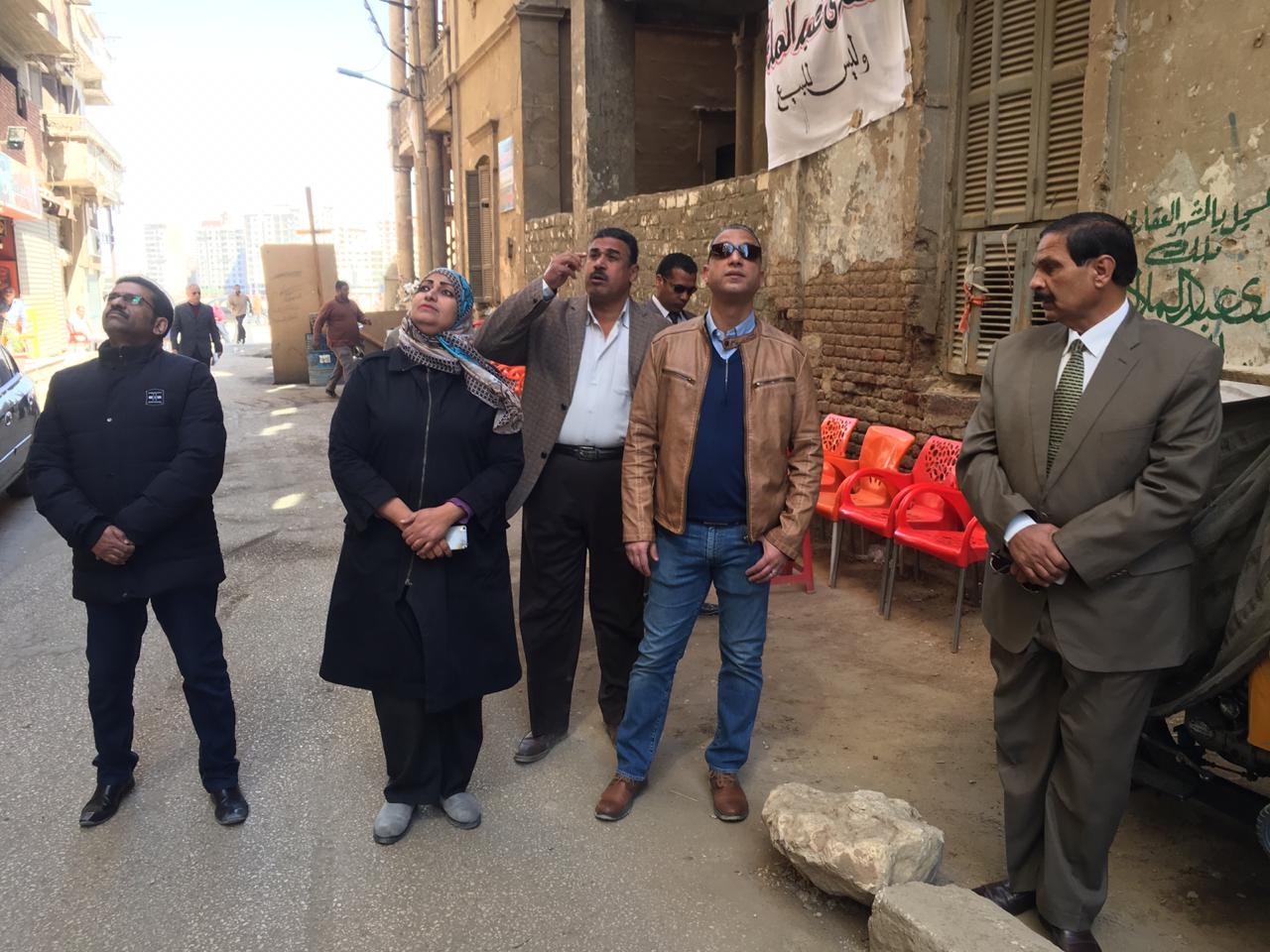 محافظ سوهاج يطالب برفع الإشغالات بميدان الشهيد