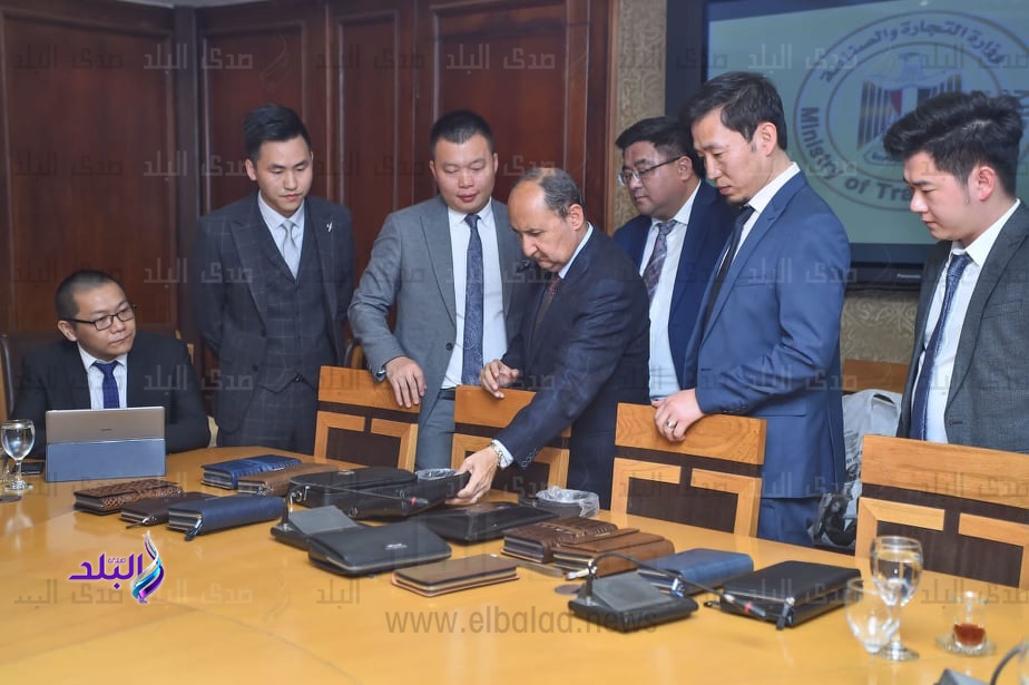 وزير الصناعة خلال لقائه بالشركة الصينية 