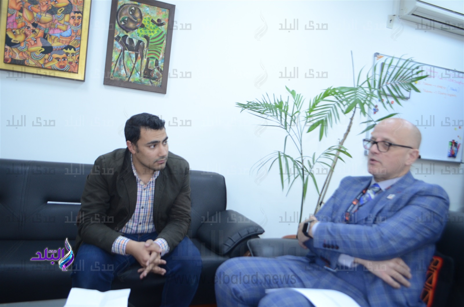 ممثل الأمم المتحدة مع محرر صدي البلد