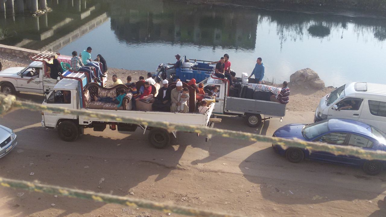 ثلاث غسالات وثلاجتين و20 سيارة لنقل العفش  ثلاث غسالات وثلاجتين و20 سيارة لنقل العفش