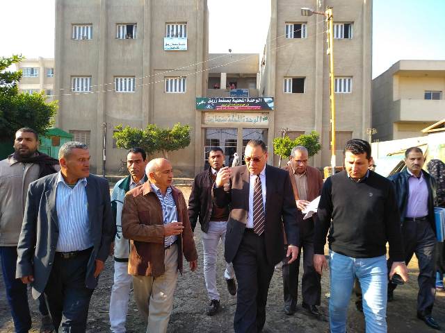 جولة مفاجئة لمحافظ الشرقية بقرية صفط زريق