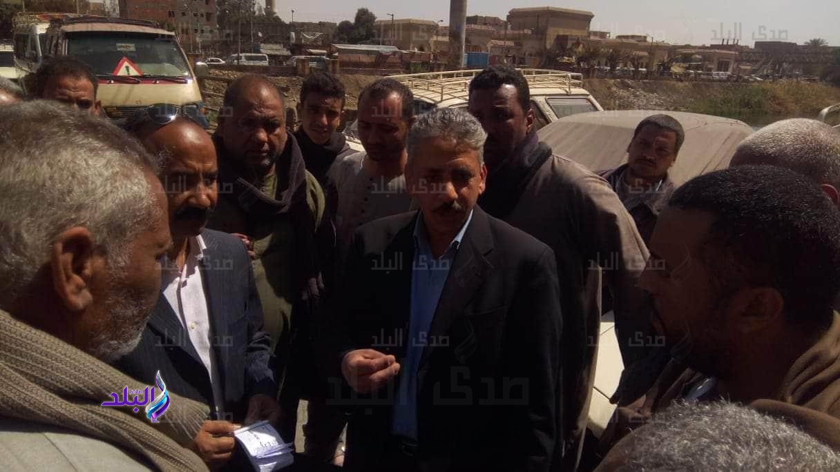 رئيس مركز ملوي بالمنيا يشدد علي السائقين بمواقف الأجرة 