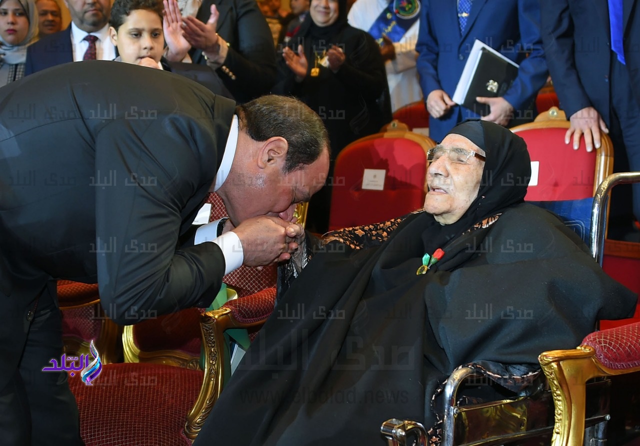 السيسى يقبل يد والدة احد الشهداء 
