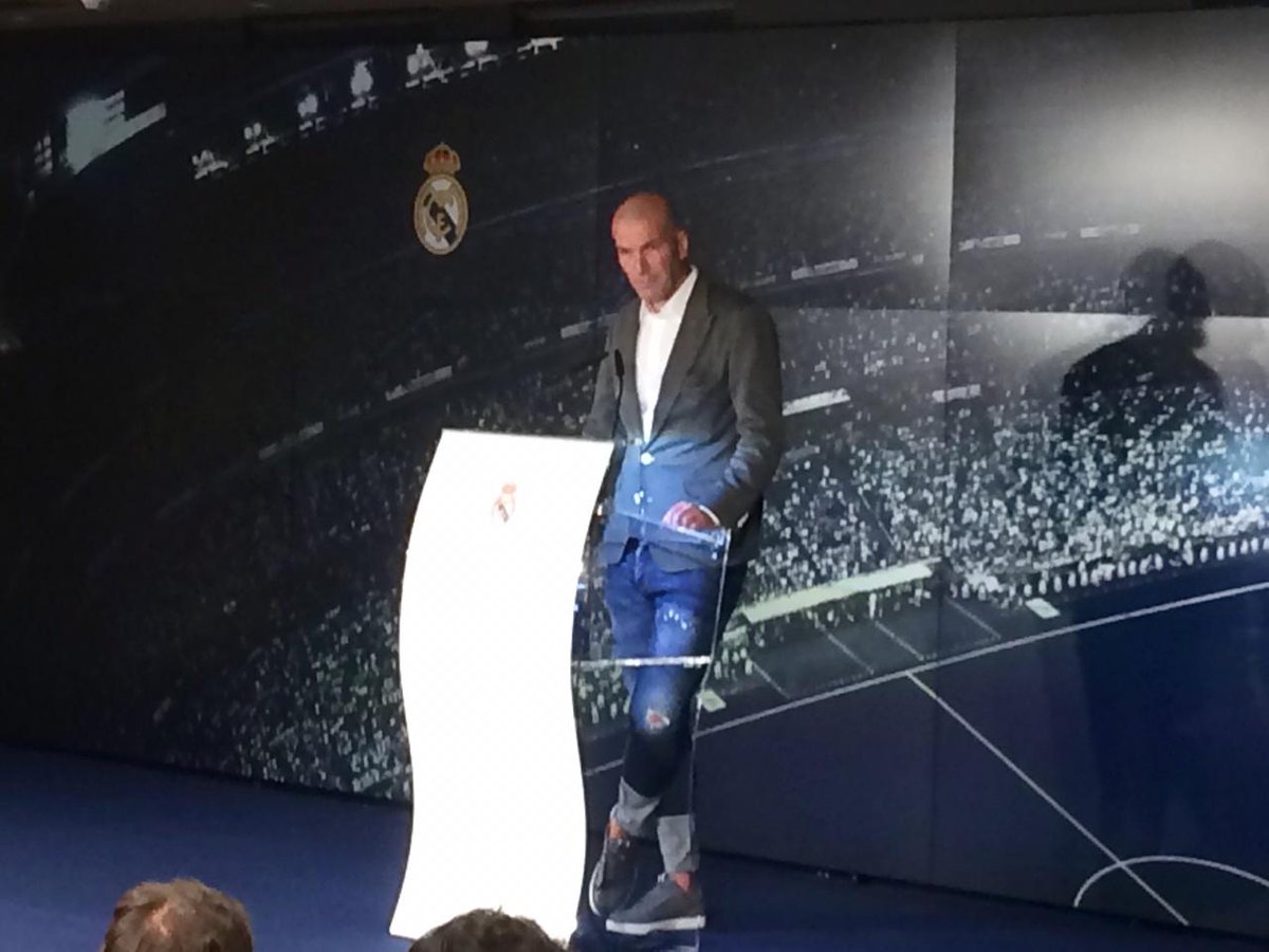 زيدان أثناء تقديمه مديرًا فنيًا جديدًا لريال مدريد زيدان أثناء تقديمه مديرًا فنيًا جديدًا لريال مدريد