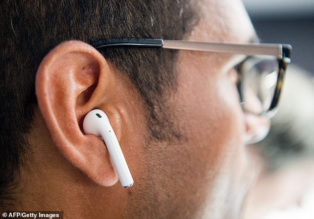 سماعة AirPods اللاسيلكية الشهيرة من آبل