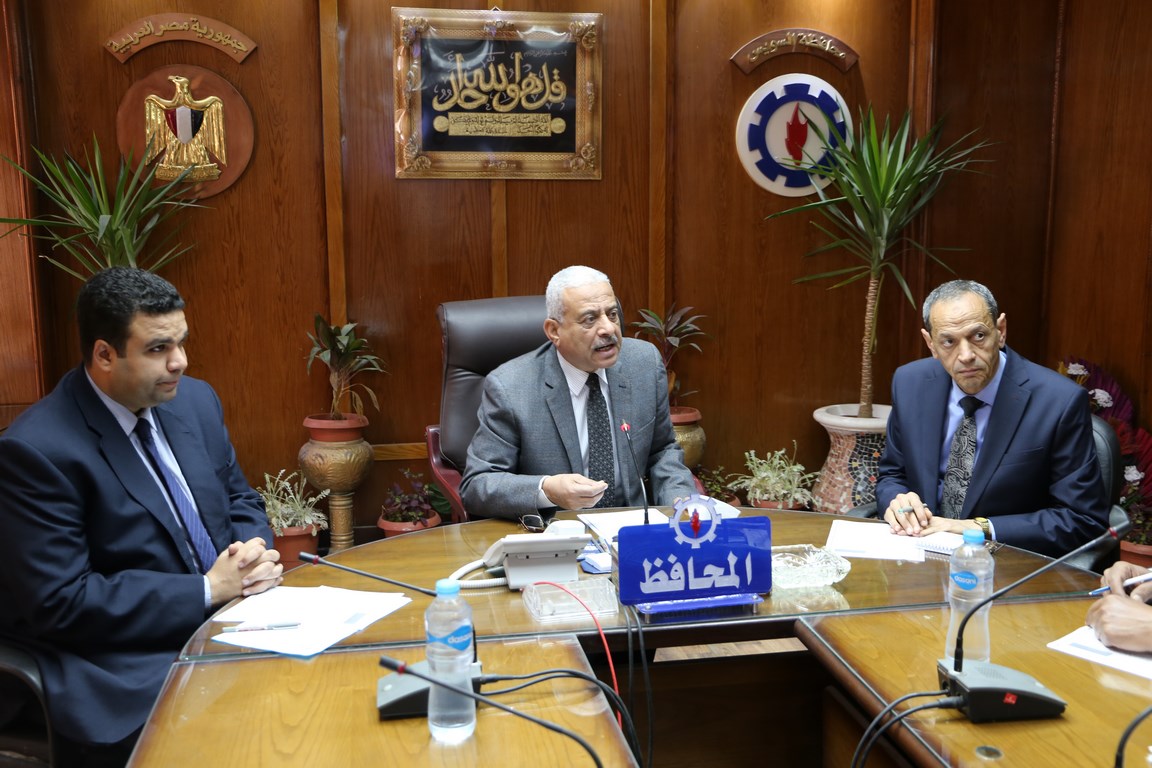 بحث تطبيق منظومة النظافة للجمع المنزلي بالسويس