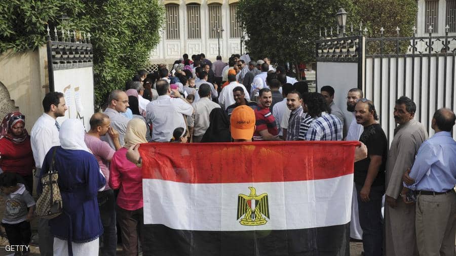 مصريون أمام السفارة في الكويت