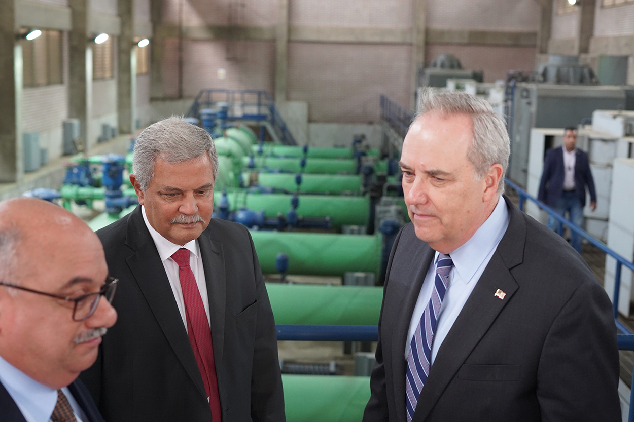 القائم بأعمال السفير الأمريكي في محطة معالجة مياه الصرف