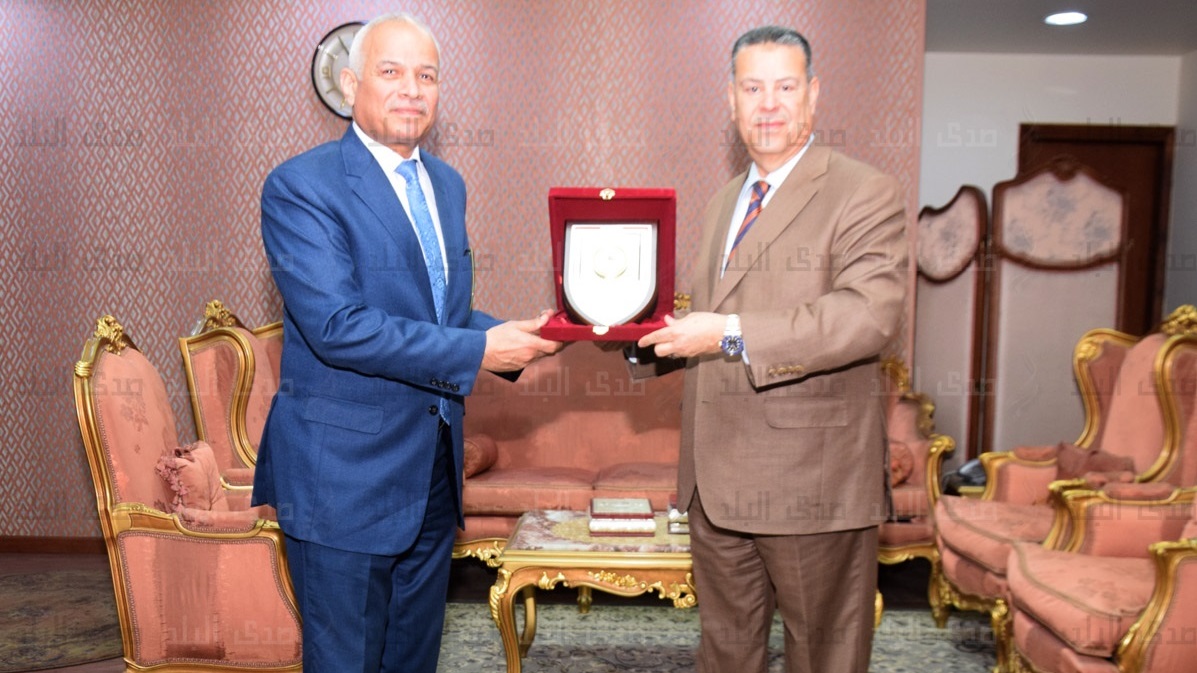 محافظ بني سويف يكرم رئيس شركة مياه الشرب محافظ بني سويف يكرم رئيس شركة مياه الشرب