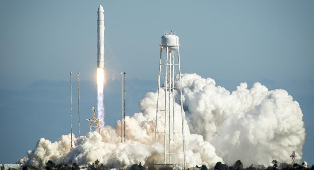 اطلاق أقمار صناعية