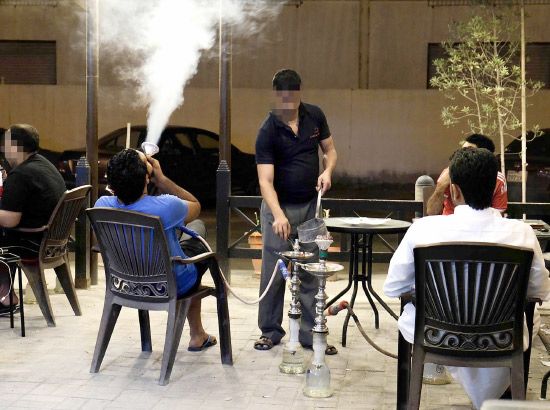 شباب مصري علي المقاهي يشرب الشيشة