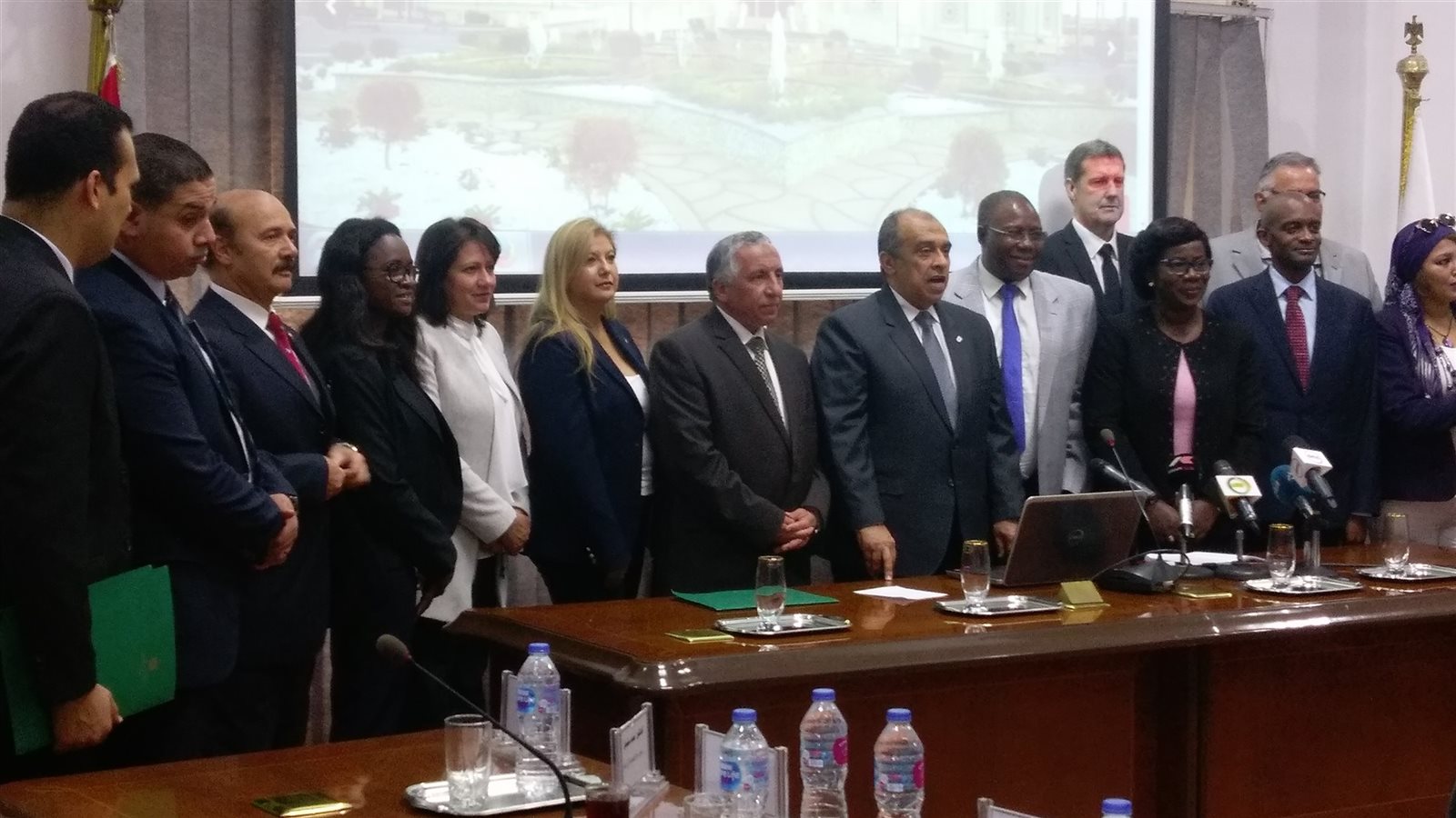 ٍ الدكتور عز الدين ابو ستيت وزير الزراعة واستصلاح الاراضي