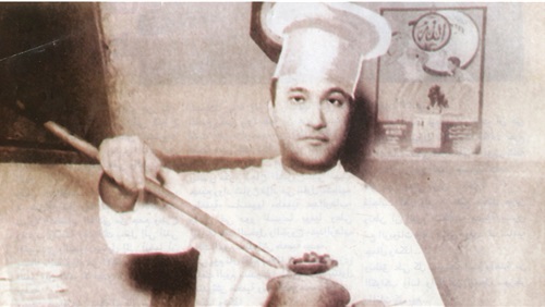صورة نادرة لـ محمد عبد الوهاب وهو يحضر السحور لأصدقائه صورة نادرة لـ محمد عبد الوهاب وهو يحضر السحور لأصدقائه