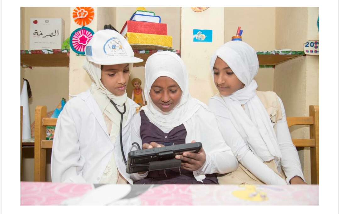 طالبات يستخدمن التابلت طالبات يستخدمن التابلت