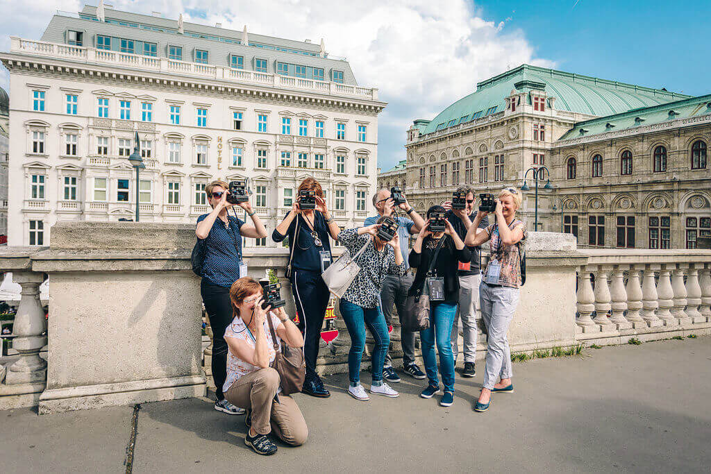 سائحون يلتقطون الصور من فيينا