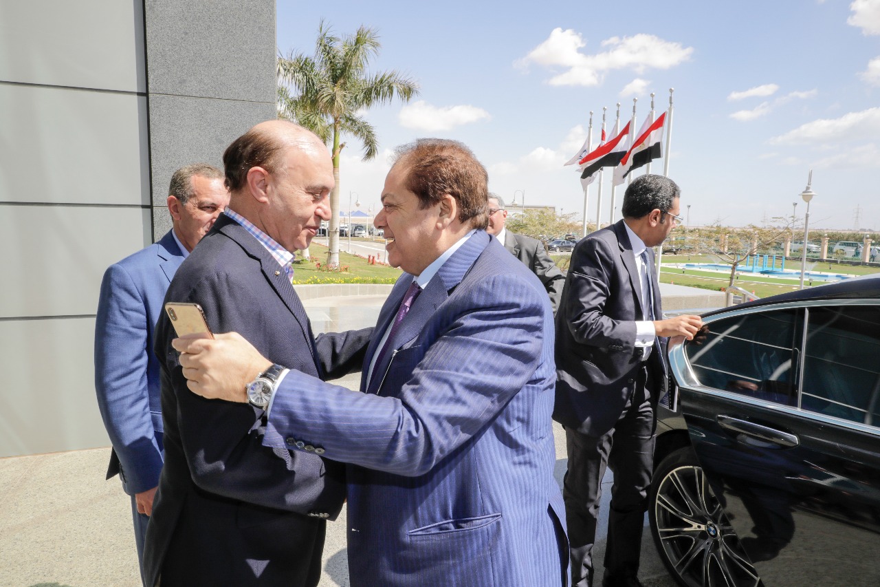 الفريق مهاب مميش يستقبل رجل الأعمال محمد أبو العينين 