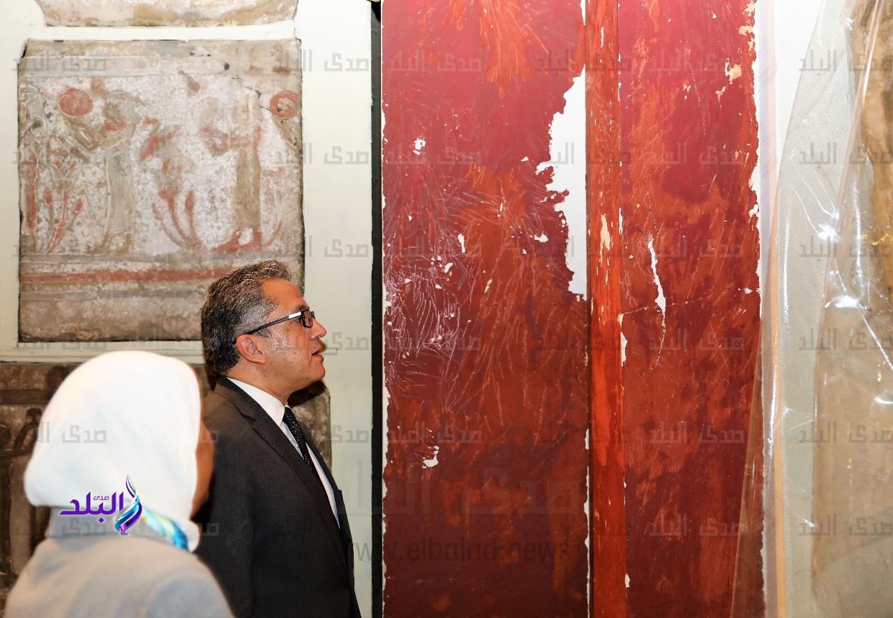 وزير الأثار أثناء الجولة مع مديرة المتحف 