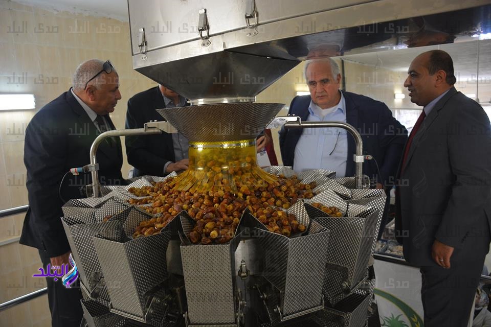 وفد مستثمري جمعية HEIA يزور مصانع التمور بالخارجة ..صور