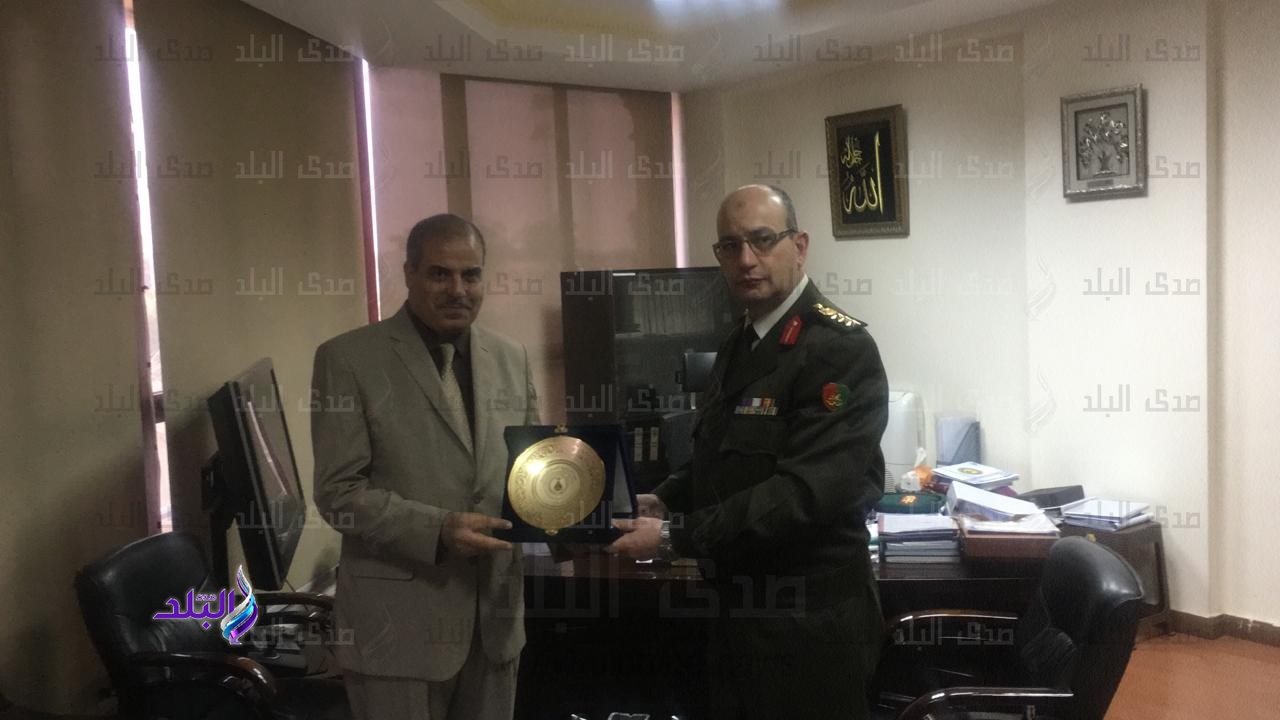 رئيس جهاز الرياضة بالقوات المسلحة يكرم رئيس جامعة الأزهر رئيس جهاز الرياضة بالقوات المسلحة يكرم رئيس جامعة الأزهر