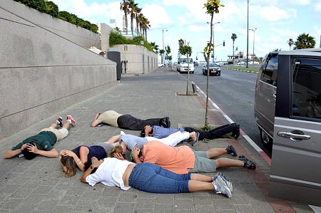 إسرائيليون لحظة إطلاق صواريخ من قطاع غزة