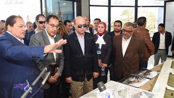 رئيس مجلس الوزراء مع رجل الأعمال محمد أبوالعينين