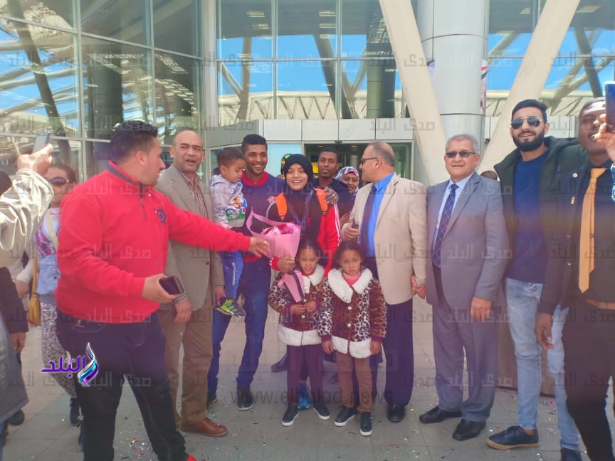 البطلة المصرية مع اسرتها البطلة المصرية مع اسرتها