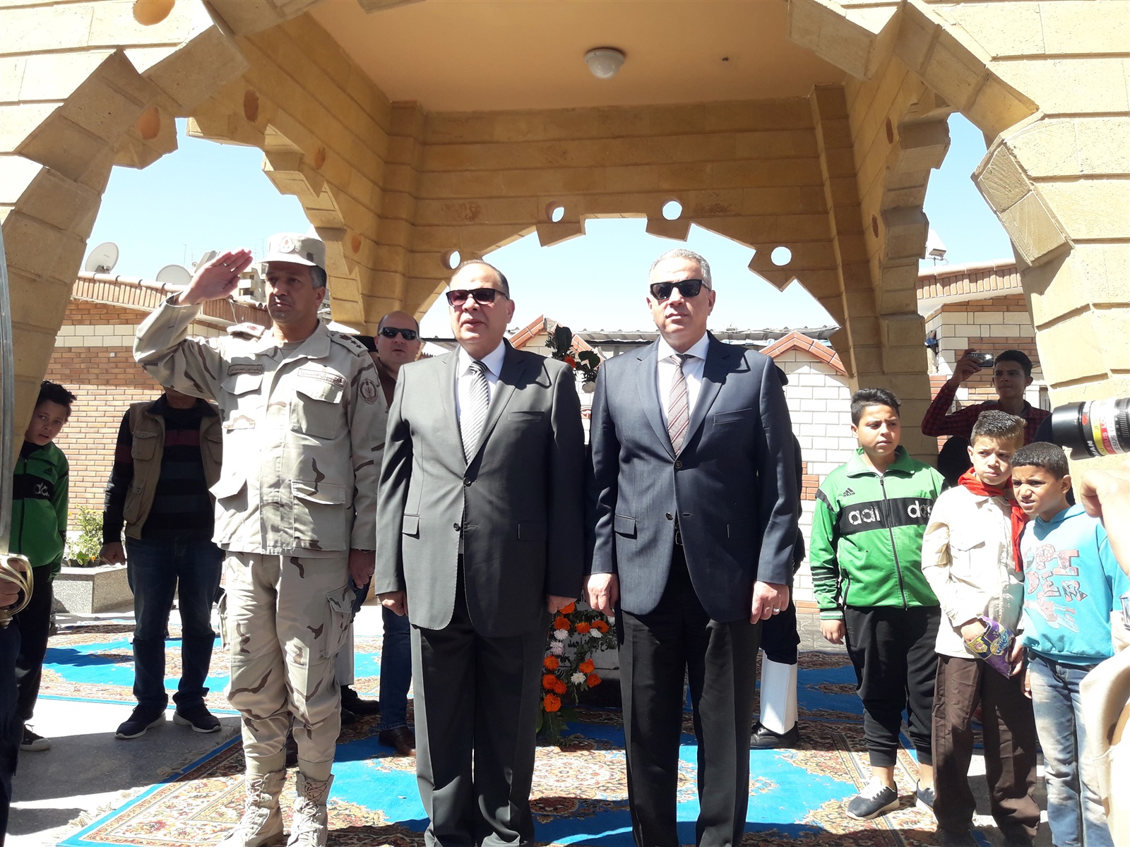 محافظ الفيوم يضع اكليلا من الزهور علي النصب التذكاري 