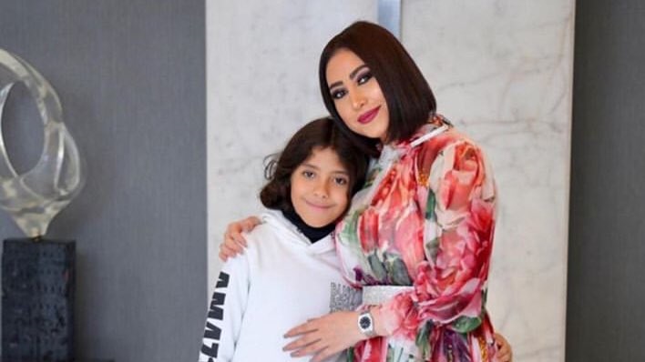 بوسى وابنتها بوسى وابنتها