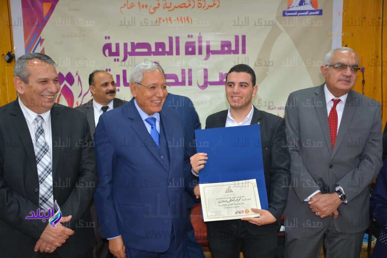  تسليم شهادات تقدير لعدد من شباب جامعة المنصورة 