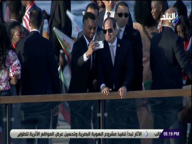 شباب الملتقي العربي والإفريقي يلتقتون سيلفي مع الرئيس السيسي
