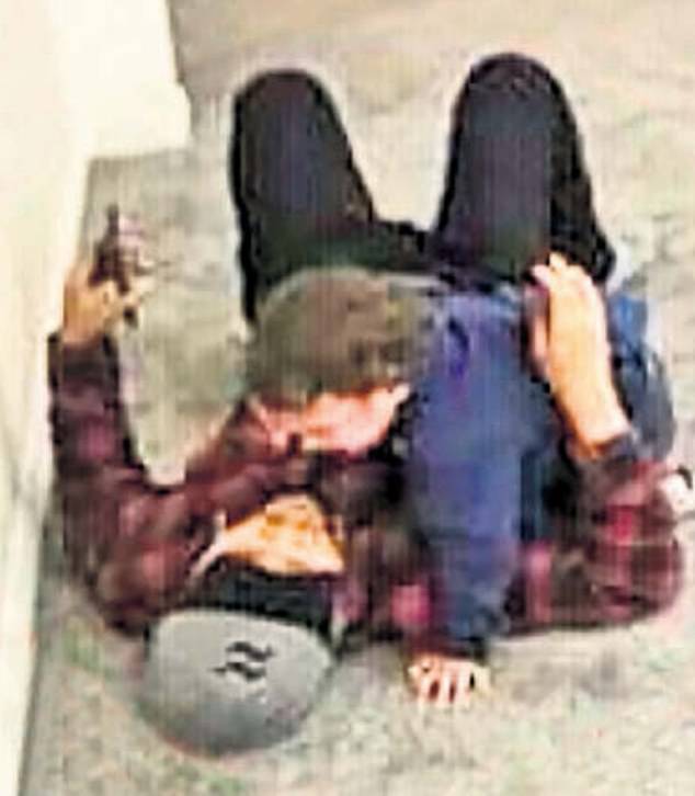 الطفل افيروز في حالة ذهول يرقد فوق جسد أبيه داخل مسجد لينوود