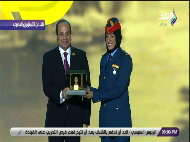 الرئيس السيسي لحظة التكريم الرئيس السيسي لحظة التكريم