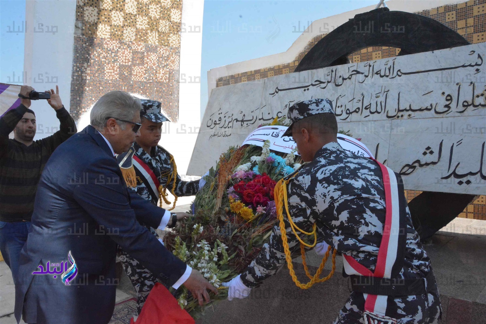 محافظ المنيا يضع أكليل الزهور على النصب التذكاري للشهداء 
