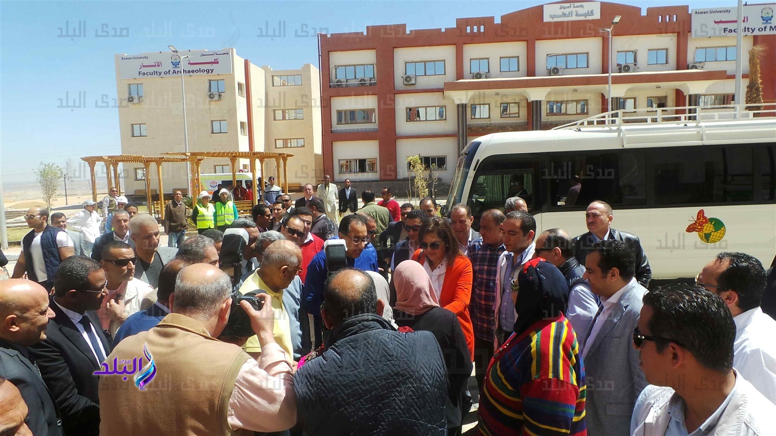 مدبولى وعبد العال يبدأن جولتهما بتفقد الحرم الجامعى باسوان