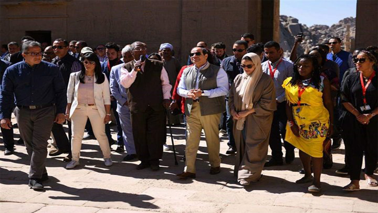 السيسي يصافح أهالي أسوان