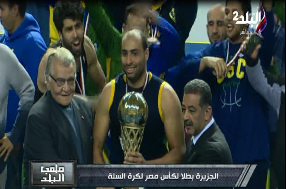 عمرو الجندي قائد الجزيرة يحمل كأس مصر 